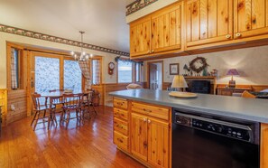 Interior - River's View- Spacious retreat, Overlooking the Shoshone River (Cody)