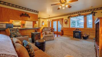 Fernseher, Kamin, DVD-Player