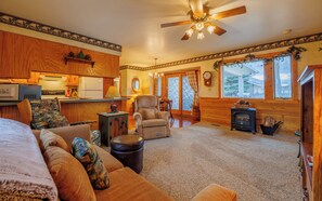TV, fireplace, DVD player - River's View- Spacious retreat, Overlooking the Shoshone River (Cody)