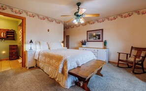 1 bedroom, WiFi, bed sheets - River's View- Spacious retreat, Overlooking the Shoshone River (Cody)