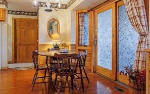 Dining - River's View- Spacious retreat, Overlooking the Shoshone River (Cody)