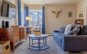 TV, books - Deer Haven Bungalow- Walk to historic downtown Cody, Charming Home! (Cody)