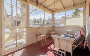Interior - Deer Haven Bungalow- Walk to historic downtown Cody, Charming Home! (Cody)