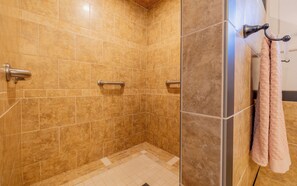 Douche, sèche-cheveux, serviettes fournies