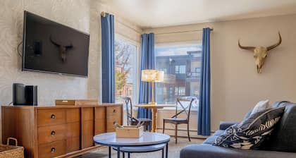 Deer Haven Bungalow- Walk to historic downtown Cody, Charming Home!