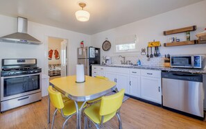 Fridge, microwave, oven, stovetop - Deer Haven Bungalow- Walk to historic downtown Cody, Charming Home! (Cody)