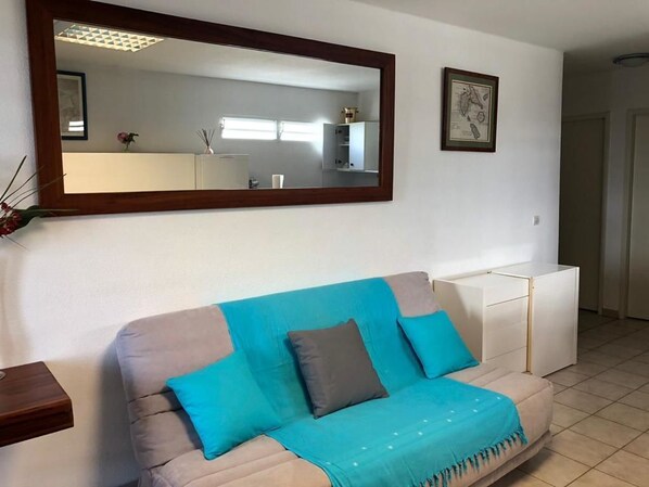 Classic-Apartment, Blick auf den Jachthafen | Wohnbereich | Flachbildfernseher