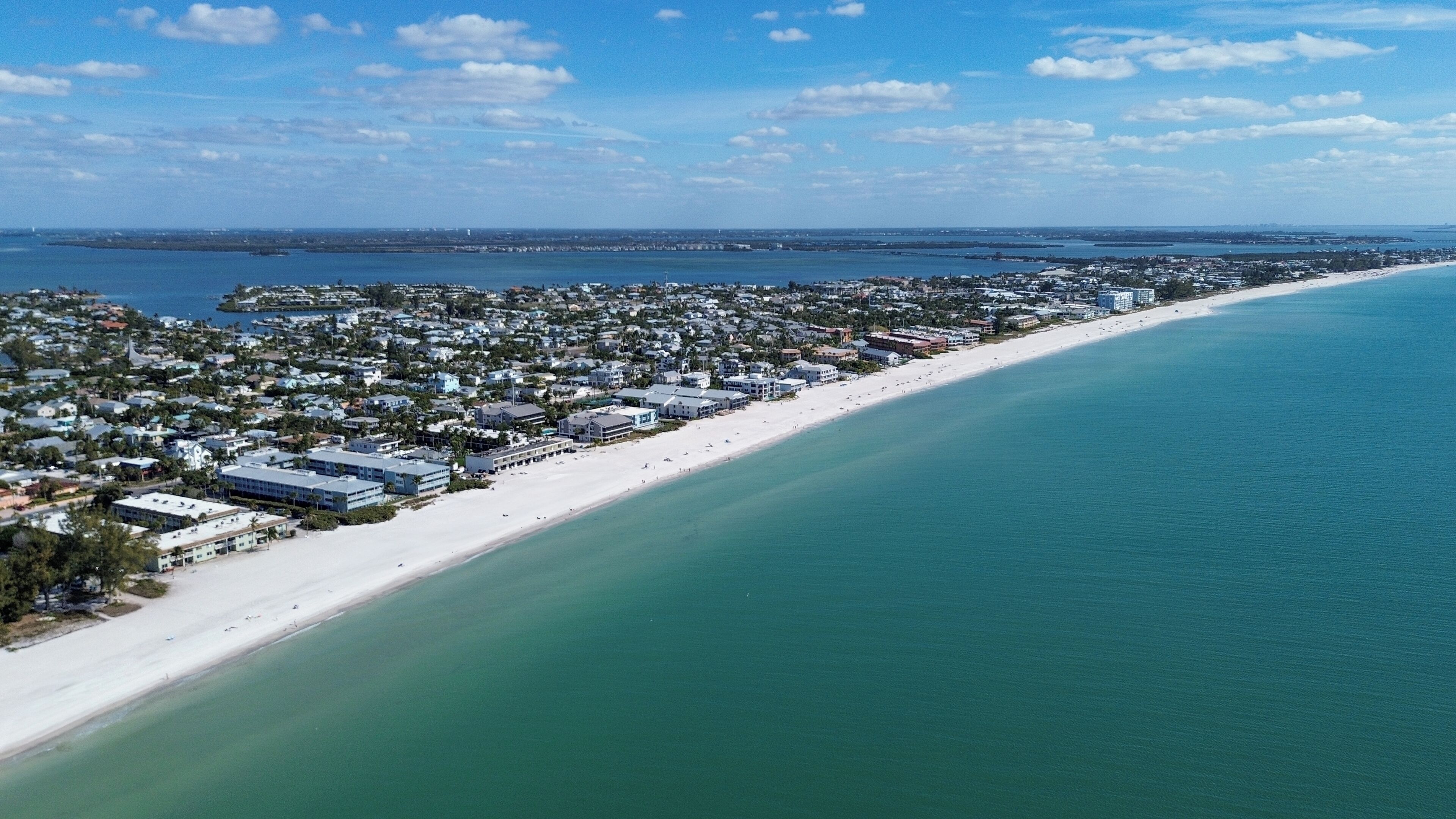 Beach nearby, sun-loungers, beach towels