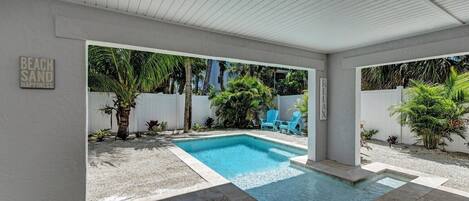 Una piscina al aire libre, una piscina climatizada