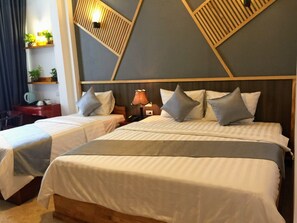 Habitación triple Deluxe, vistas a la ciudad | Ropa de cama hipoalergénica, edredones de plumas, minibar