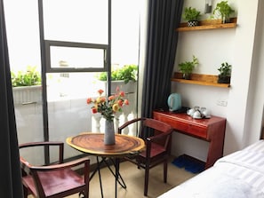 Habitación triple Deluxe, vistas a la ciudad | Servicio de la habitación