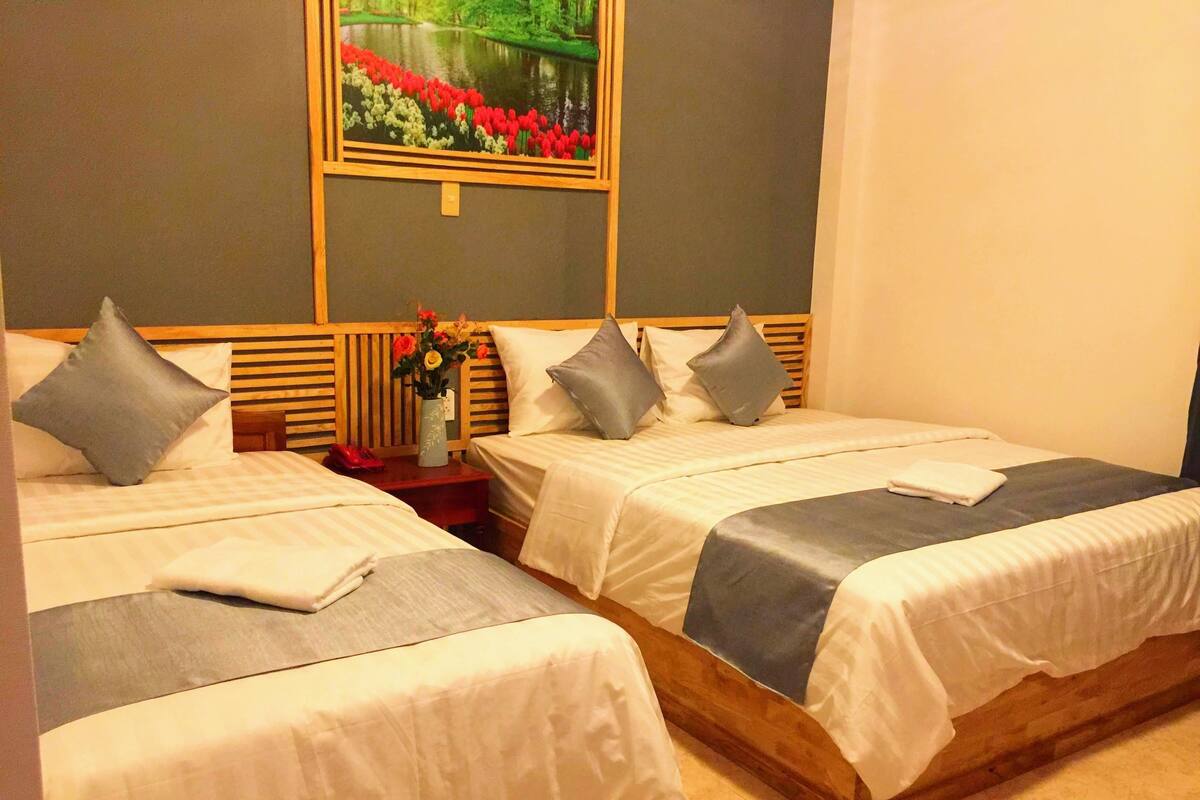 Habitació familiar | Roba de llit hipoal·lergògena, cobrellits, minibar i escriptori 