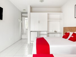 Driepersoonskamer (1 Double bed + 1 Single bed) | Een minibar, een strijkplank/strijkijzer, gratis wifi, beddengoed