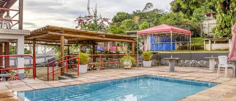 Una piscina al aire libre