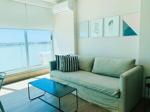 高级公寓 | 起居区 | 32-英寸智能电视 （配备有线频道）、电视