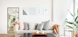 Apartamento | Zona de estar | Smart TV de 32 pulgadas con canales por cable, una televisión