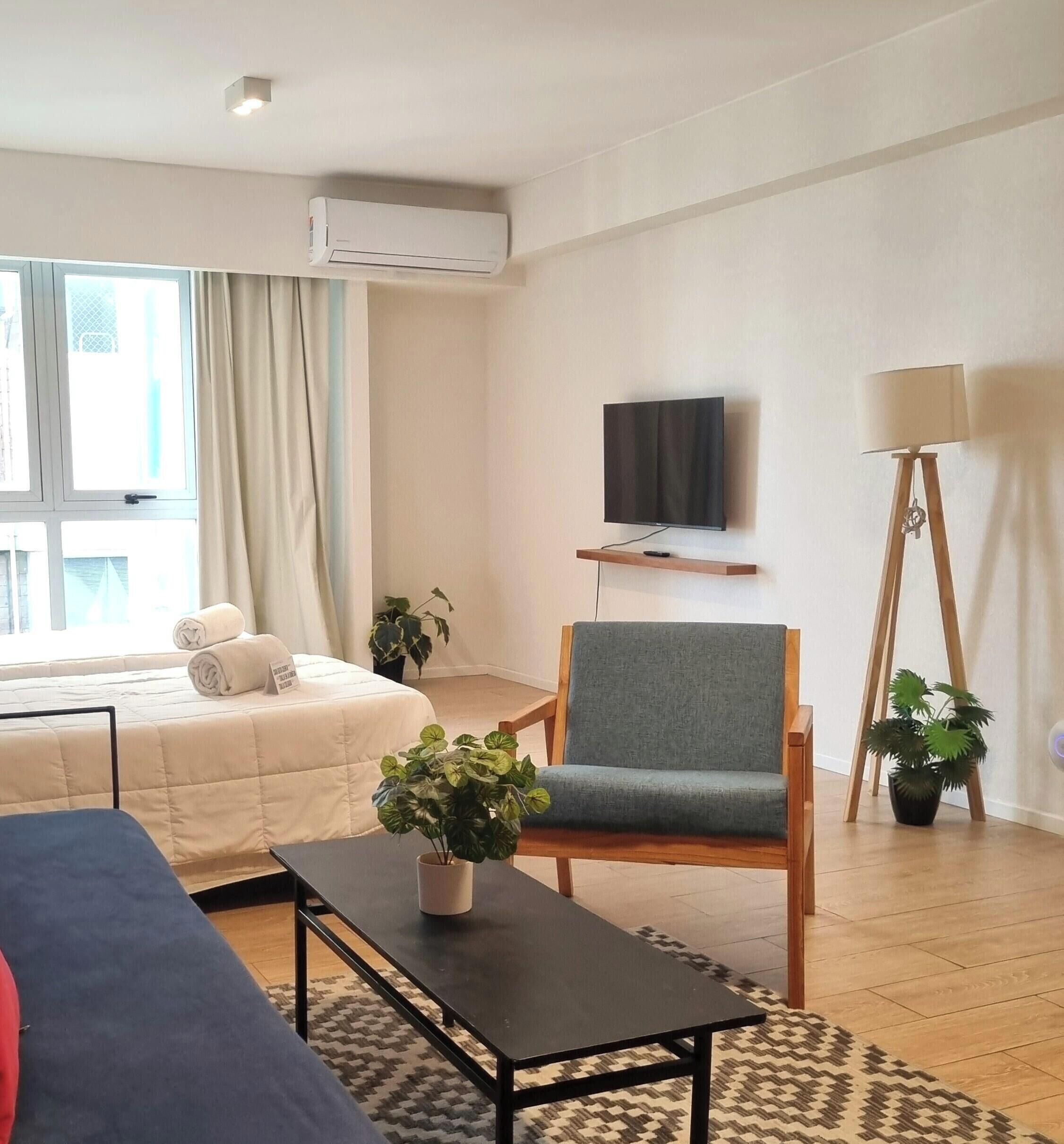 Studio (Plus) | Hypo-allergenic bedding, down comforters, in-room safe
