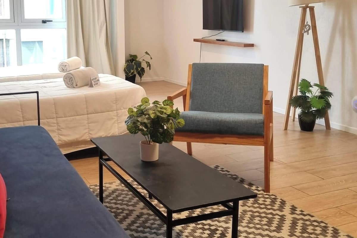 Studio (Plus) | Hypo-allergenic bedding, down comforters, in-room safe