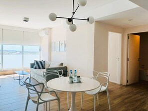 高级公寓 | 起居区 | 32-英寸智能电视 （配备有线频道）、电视