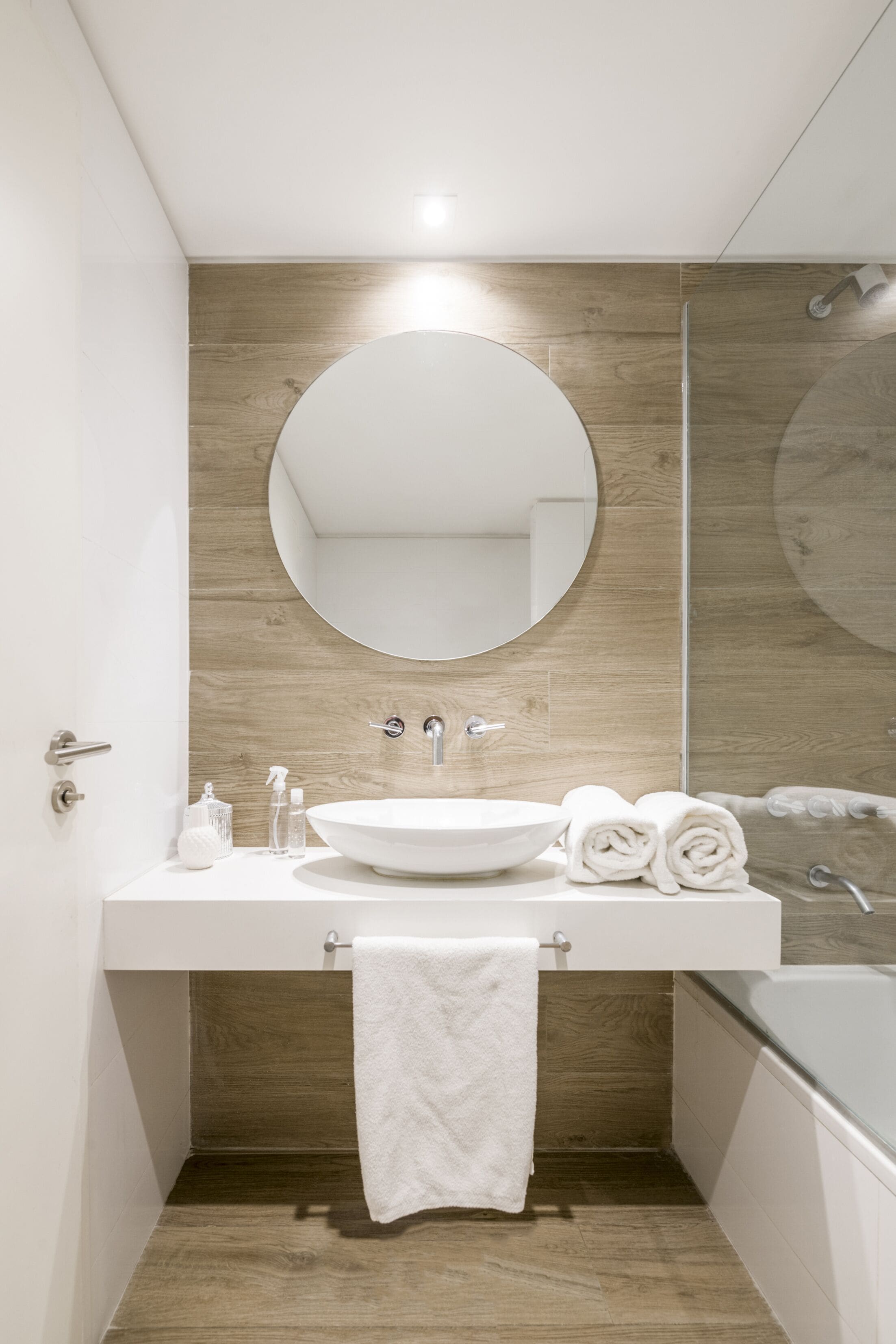 Combined shower/tub, rainfall showerhead, free toiletries, hair dryer