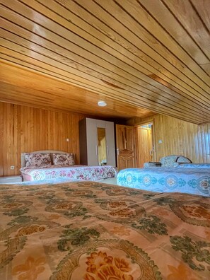 Apartamento superior, vista para a montanha | 1 quarto, frigobar, escrivaninha, espaço de trabalho para notebook