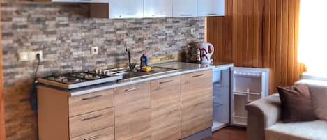 Horno, placa de cocina, tetera/pava eléctrica, utensilios de cocina
