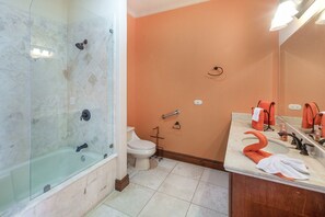 Deluxe-Villa, Strandblick | Badezimmer | Handtücher, Seife, Toilettenpapier