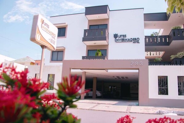 Vista frontal de la propiedad