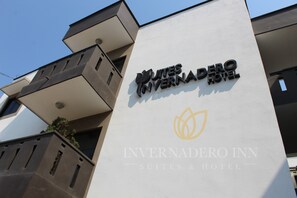 Vista frontal de la propiedad