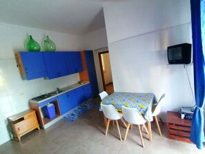 Dining - Apartment nr. 2 in Villa Daniel, surrounded by greenery in VIESTE Gargano in P. (Vieste)