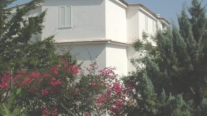 A white building with a flat roof and two windows with shutters. - Apartment nr. 2 in Villa Daniel, surrounded by greenery in VIESTE Gargano in P. (Vieste)