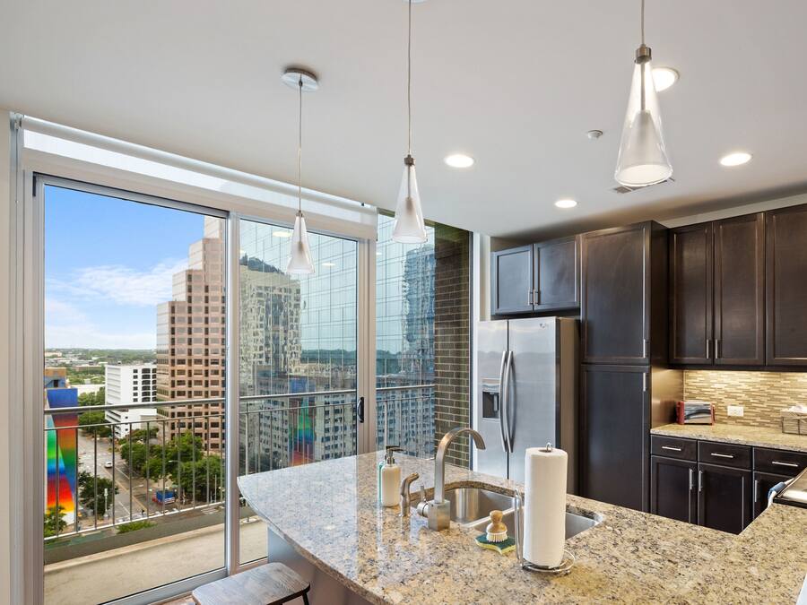 Apartamento com design assinado, 1 cama King e sofá-cama (Self Check-in with Virtual Front Desk) | Cozinha privada | Micro-ondas, cafeteira/chaleira, chaleira elétrica, produtos de limpeza