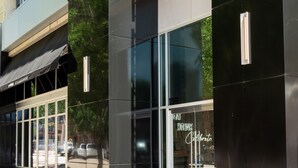 Un edificio moderno con un letrero destacado para