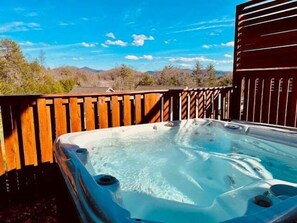 Outdoor spa tub - King of the Hill with a Hot Tub (Fairview)