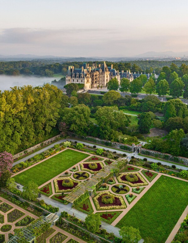 Exterior - King of the Hill with a Hot Tub (Fairview)