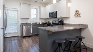 Fridge, microwave, oven, stovetop - King of the Hill with a Hot Tub (Fairview)