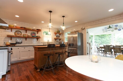 Charming 4 Bedroom Farmhouse in Saugatuck, perfect for a family getaway!