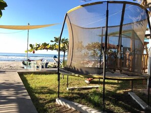 Familiekamer, uitzicht op zwembad | Strand | Accommodatie ligt op het strand, ligstoelen, parasols