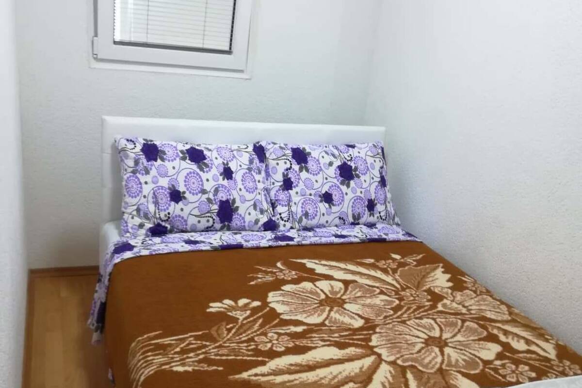 Soundproofing, free WiFi, bed sheets