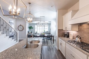 冰箱、微波炉、烤箱、炉灶