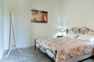 House | 3 bedrooms, laptop workspace, iron/ironing board, free cribs/infant beds