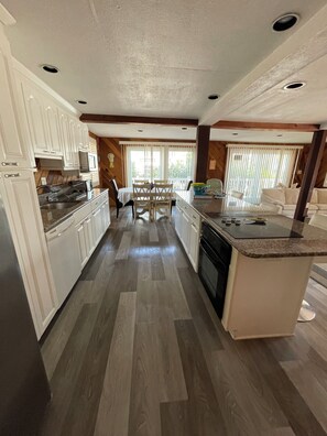 Een koelkast, een magnetron, een oven, een kookplaat