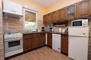 Kjøleskap, mikrobølgeovn, ovn og kokeplater