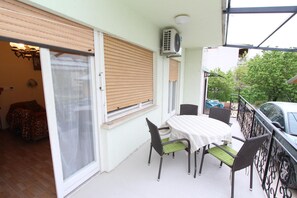 Outdoor dining - OTO Three-Bedroom Apartment with Terrace (Pula)