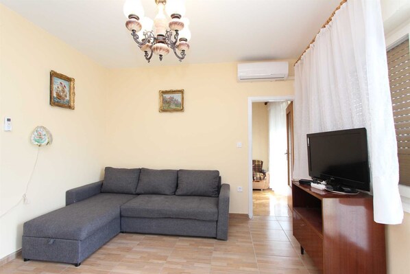 Living area - OTO Three-Bedroom Apartment with Terrace (Pula)