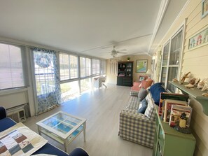 Fernseher, Kamin, Bücher