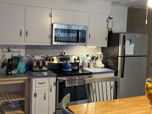Refrigerador, microondas, horno y parrilla de estufa 