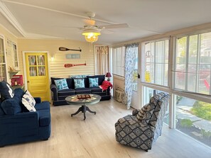 TV, fireplace, books - Ogunquit avail this Friday June 5 (Ogunquit)