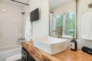 Bathtub, jetted bath, hair dryer, towels - New modern luxury mountain cottage (Cookeville)