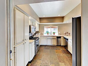 Frigorifero, microonde, forno, piano cottura